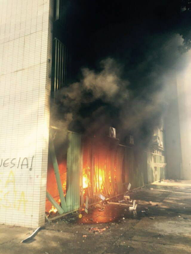 imagem do Ministerio da Agricultura depredado e pegando fogo