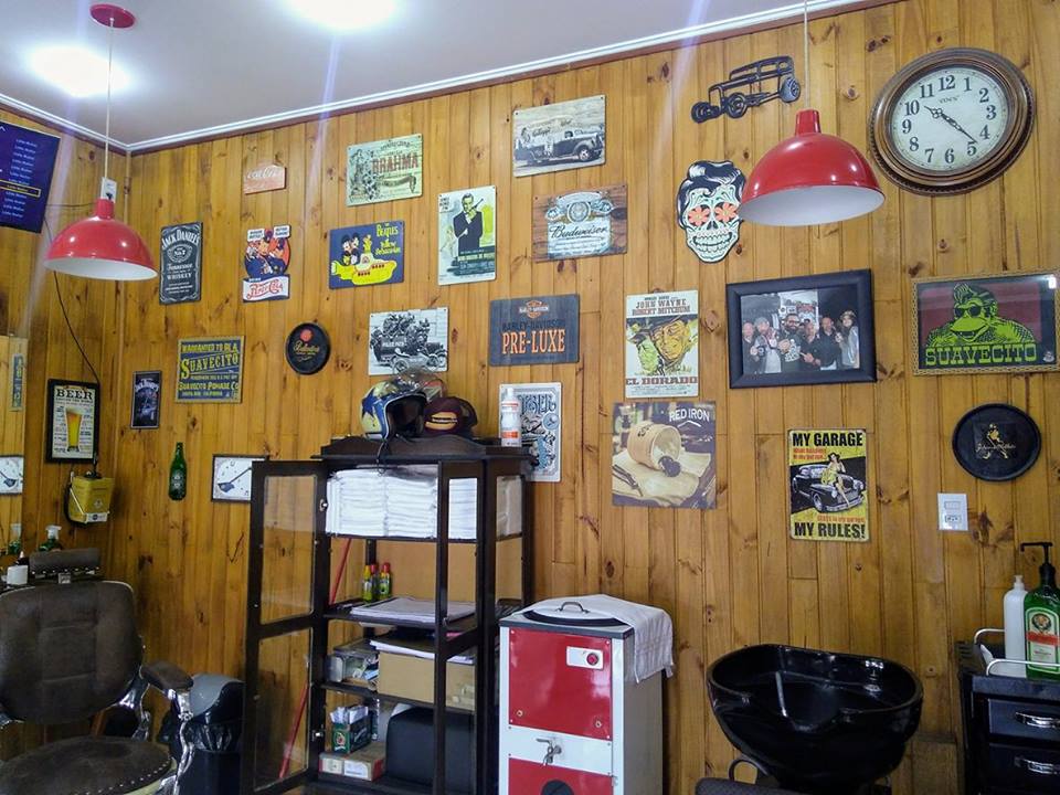 com objetos de 1950 barbearia mantem tradicao familiar2