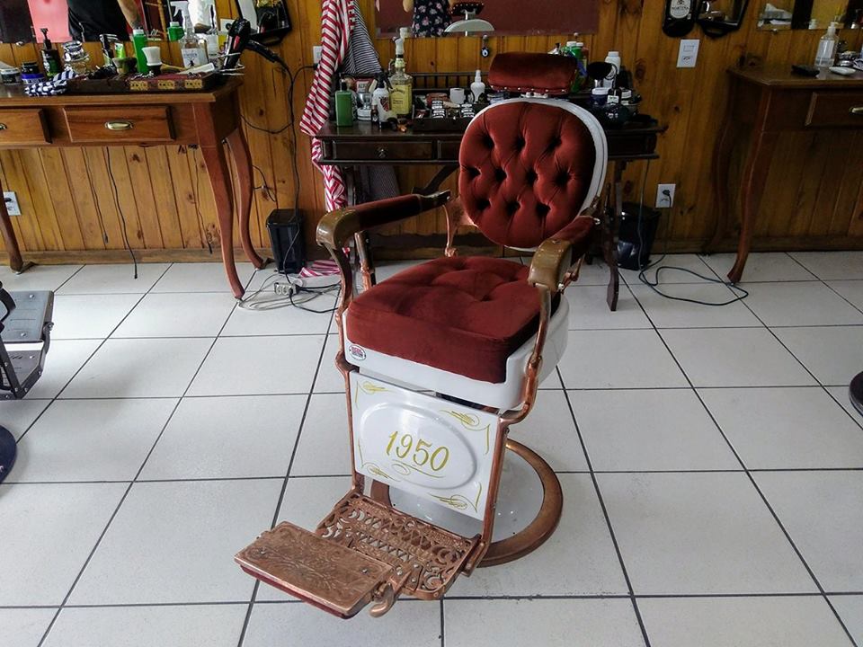 com objetos de 1950 barbearia mantem tradicao familiar4