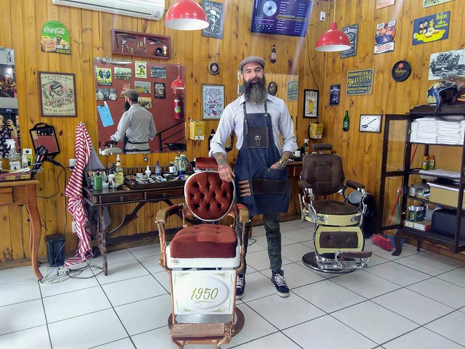 com objetos de 1950 barbearia mantem tradicao familiar5