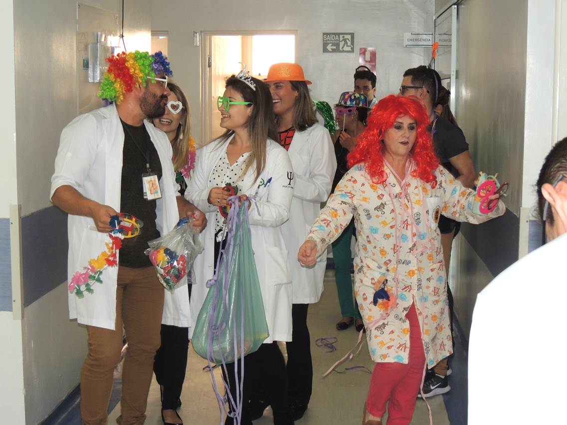 hospital universitario de jundiai faz bloquinho de carnaval para os pacientes 3