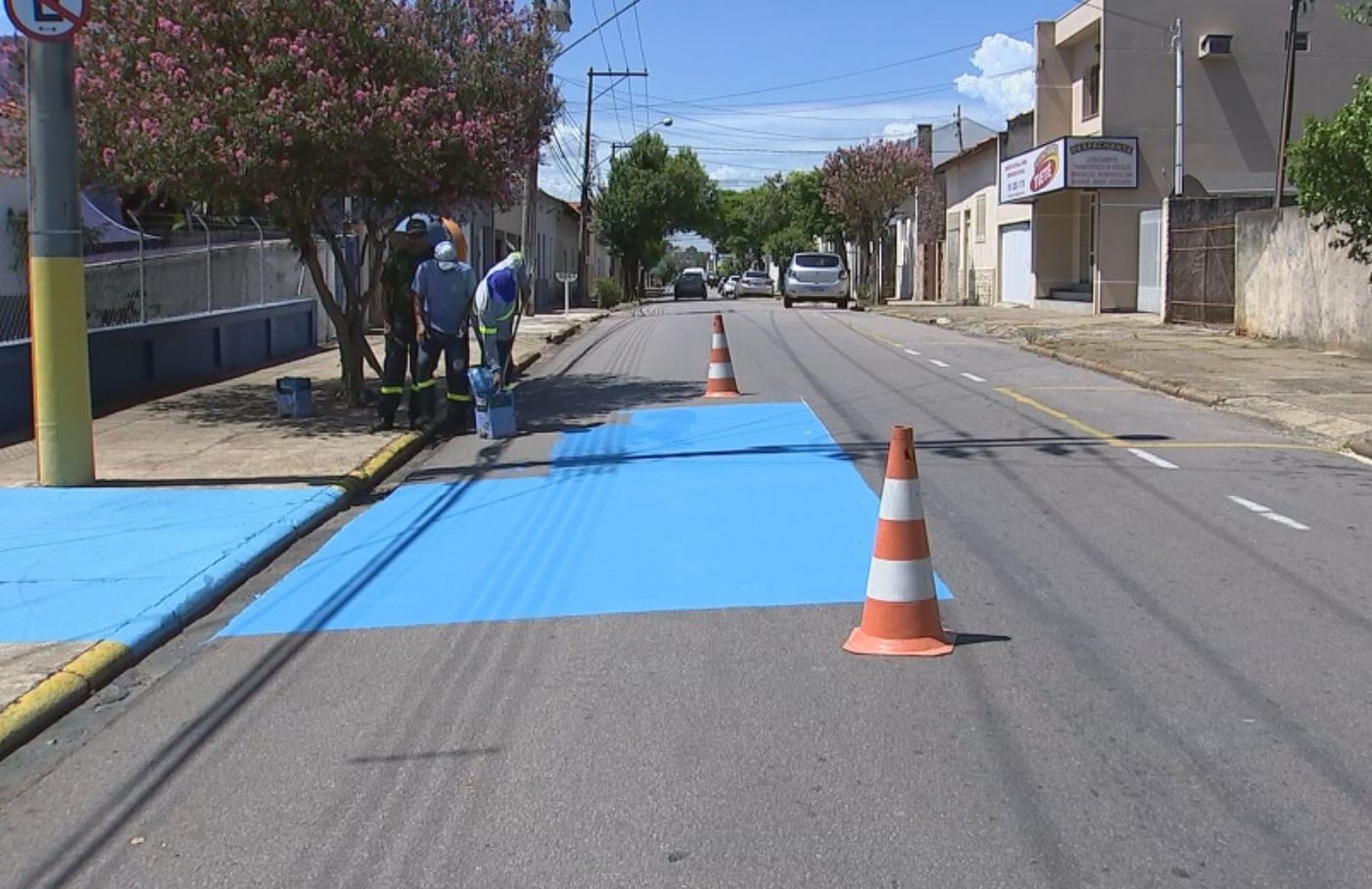 ruas sao pintadas de azul para diminuir o calor em cidade do interior 2